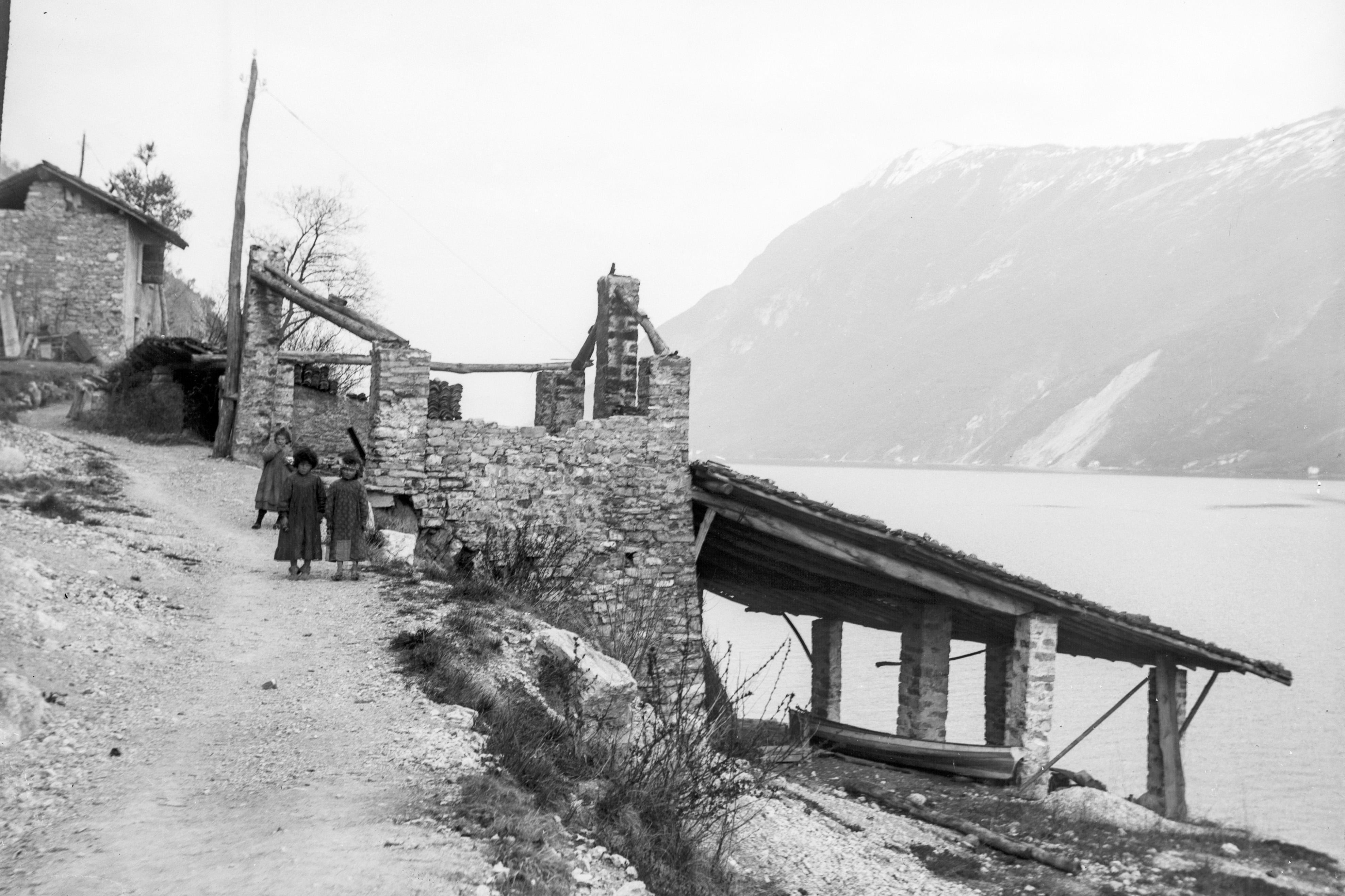KInder vor Ruine
